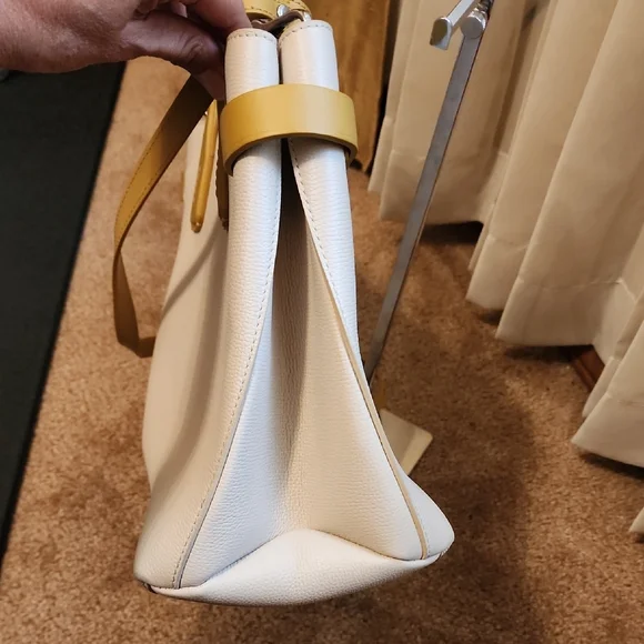 Burberry Banner Leather Tote Bag in Ivory with Tan leather details - Picture 13 of 16